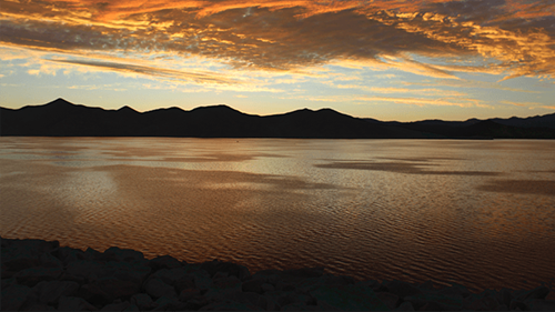 Diamond Valley 湖 at dusk